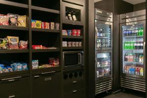 埃尔克哈特Courtyard Elkhart的厨房配有带食品和饮料的冰箱