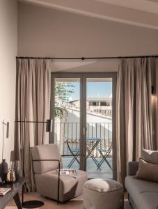 索列尔Can Verí Suites的客厅设有滑动玻璃门,通往阳台