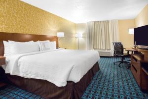 圣达菲圣达菲万豪费尔菲尔德套房酒店的酒店客房设有一张大床和一台电视。
