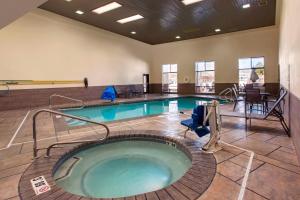 圣达菲圣达菲万豪费尔菲尔德套房酒店的一座大型游泳池,在酒店的房间内配有热水浴缸