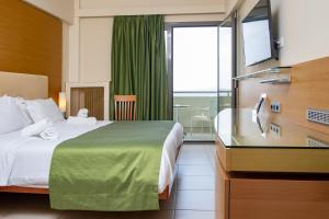 马尔马里马尔马里湾酒店的酒店客房设有一张床和一个大窗户