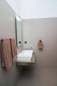迪加纳Victoria Hideout的浴室设有白色水槽和镜子