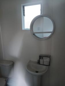 圣特雷莎德罗Container home的浴室设有水槽和墙上的镜子