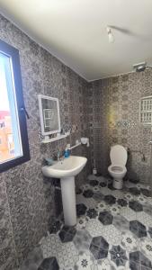 依索安LAFAMILIA SURF imsouane的一间带水槽和卫生间的浴室