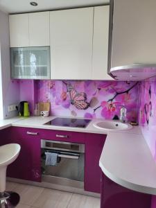 叶尔加瓦City apartament的紫色的厨房,配有水槽和台面