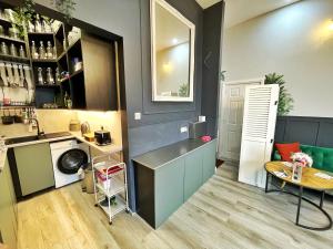 利物浦AdeamStays provides Beautiful centrally located 1 and 2 bed apartments on Liverpools Boulevard的一个带柜台和桌子的厨房