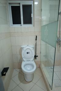 坎帕拉Olori Rentals的一间带卫生间和淋浴的浴室