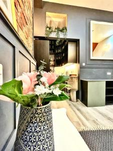 利物浦AdeamStays provides Beautiful centrally located 1 and 2 bed apartments on Liverpools Boulevard的花瓶装满鲜花的花瓶