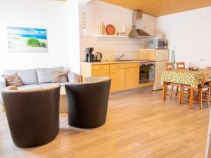 卢布明Bungalow Neues Atelier的厨房以及带沙发和桌子的客厅。