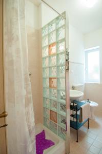 杜伊诺B&B Duino Stella Maris的带淋浴和盥洗盆的浴室
