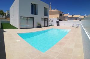 阿尔坎塔里利亚Villa Algarve的别墅后院的游泳池