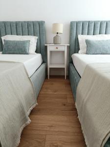 阿尔坎塔里利亚Villa Algarve的两张睡床彼此相邻,位于一个房间里