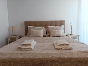 阿尔坎塔里利亚Villa Algarve的一间卧室配有一张大床和两条毛巾