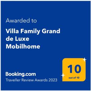 塞尔瑟Villa Family Grand de Luxe Mobilhome的黄色标志,被授予豪华梅尔霍恩别墅家庭