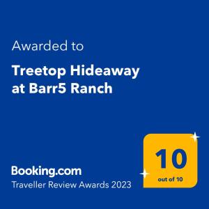 DunlapTreetop Hideaway at Barr5 Ranch的谷仓牧场上驶入停泊公路的黄色标志