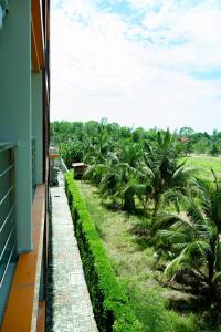 迈考海滩777 Beach Condo Phuket的棕榈树房屋的阳台享有风景。