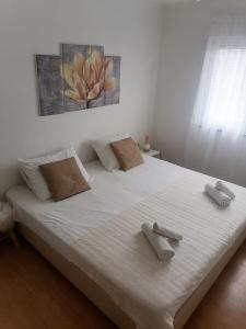 顿吉普罗洛扎克Holiday home Filip i Petra的卧室配有一张白色大床和两条毛巾