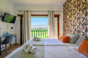 圣布里希达Bandama Golf Hotel的一间卧室设有一张床和一个大窗户
