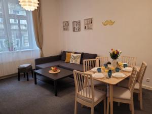 布拉格Little Tom Apartments的客厅配有桌子和沙发
