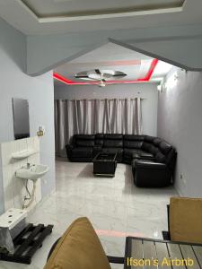 KankamsenIfson Home 2的客厅配有黑色真皮沙发和水槽