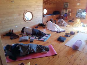 阿尔比Ecolodge Bellevue ALBI的一群人躺在地板上做瑜伽