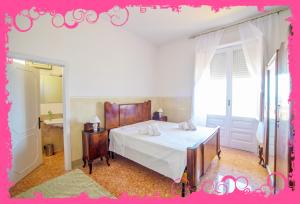 加利波利B&B Mareggiata的一间卧室设有一张床和一个大窗户