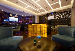 波拉马尔SUNSOL UNIK Luxury Hotel的一间带桌椅的餐厅和酒吧