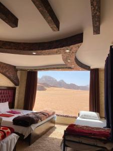 瓦迪拉姆Wadi Rum Khalid luxury camp的一间设有两张床的卧室,享有沙漠美景