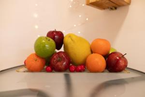海法BrideHousehaifa的桌子上一盘水果