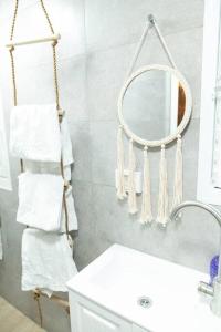 海法BrideHousehaifa的一间带毛巾架和镜子的浴室