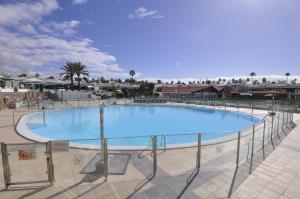 圣巴托洛梅BUNGALOW CAMPO DE GOLF的度假村中心的大型游泳池