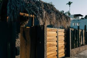 伊斯塔帕Casa Sirena的木栅栏,木门和茅草屋顶