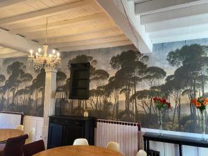 Pech-Luna法甲克色尔夫住宿加早餐旅馆的墙上有树木壁画的用餐室