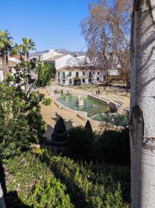 普里埃格·德·科尔多巴La Casa de Tente的享有公园及喷泉和建筑物的景色