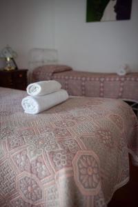 卡奇Tampu的床上有两条毛巾