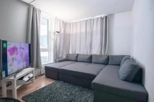 奥斯陆Sea Apartment的带沙发和平面电视的客厅