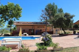 VilarrodonaRocaplana Club de Campo的一座带游泳池和房子的别墅