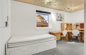 瓦尔德Amazing Home In Varde With Wifi的一间卧室配有一张床、一张书桌和一个窗户。