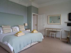 马伯斯Oyster Cottage的一间卧室配有一张带两个枕头的床