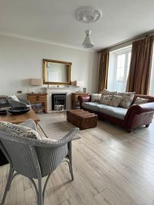 马伯斯Oyster Cottage的客厅配有沙发和桌子