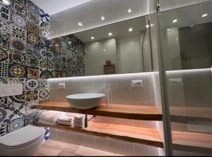 阿马尔菲SeaJewelsDeluxurySuite的一间带水槽和镜子的浴室