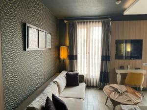 埃尔祖鲁姆扎德酒店的客厅配有白色的沙发和桌子