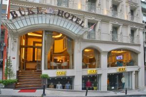 伊斯坦布尔布科酒店的建筑物前面的商店,上面有标志