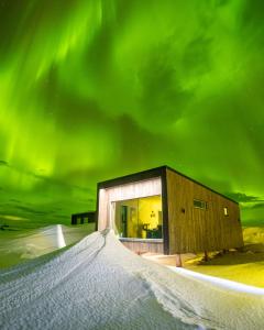 瓦尔德Varanger View的雪中光秃秃的建筑物