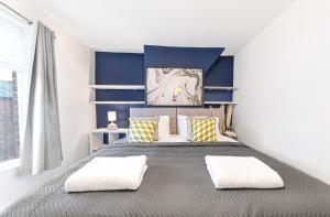 巴罗弗内斯*King Bed* Comfy City House的一间卧室配有一张带蓝色墙壁的大床