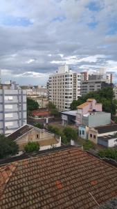 阿雷格里港Apto do Thiago e da Chori的享有带建筑和屋顶的城市美景