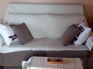 StrinÃ½lasElm Tree Dream Catcher的白色沙发、枕头和托盘