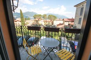 梅纳焦Due Colonne的阳台配有桌椅,享有风景。