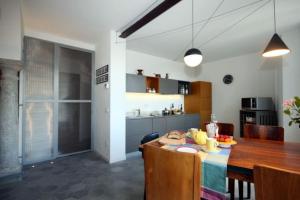 梅纳焦Due Colonne的厨房以及带餐桌和食物的用餐室。
