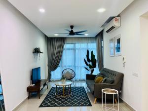 黑风洞Selayang 18 Residences (100mbps Wifi & Netflix)的客厅配有沙发和桌子